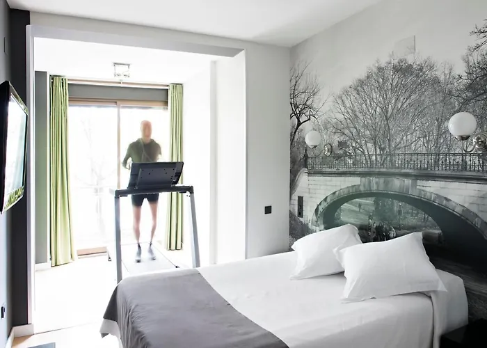 Hostal Un Punto Chic-Joaquin Costa